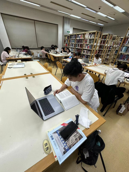 图14  图书馆学习现场.png