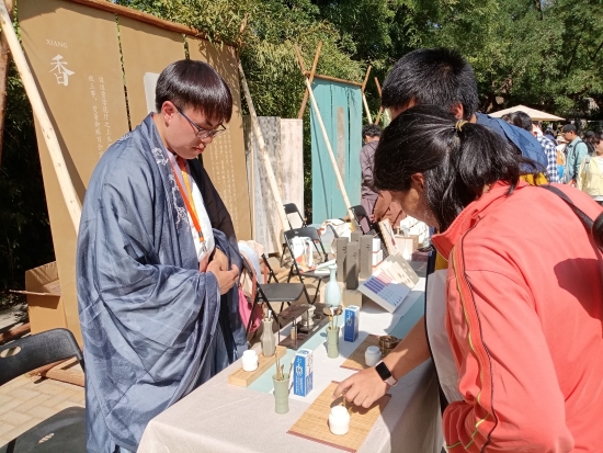 1696758394217758.jpg 图6 :服装体验工作现场.jpg