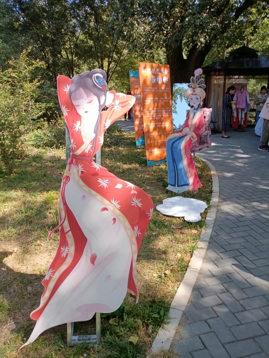 1696758405212958.jpg 图7:曹雪芹文化艺术节现场.jpg