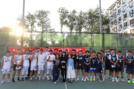 图16 前三名队伍合影留念.jpg