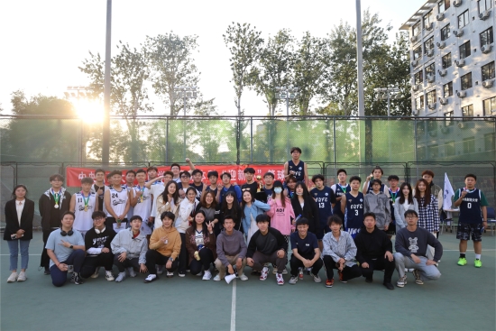 图17 老师及全体学生合影留念.jpg
