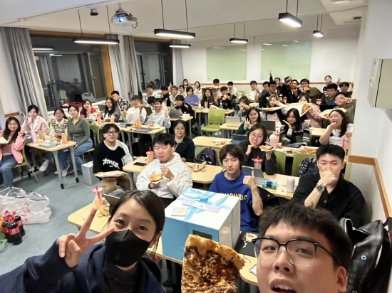 图七 部分师生合影.jpg