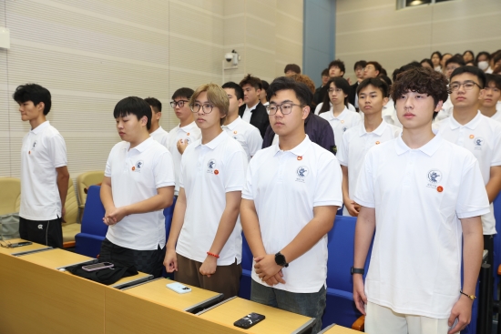 图6  全体同学佩戴校徽.JPG