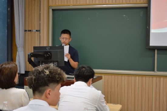 图1 康浩迪老师主持开学典礼.jpg