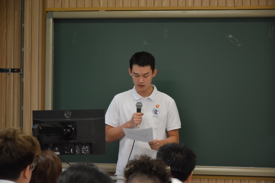 图5 梅钧涵代表新生发言.JPG
