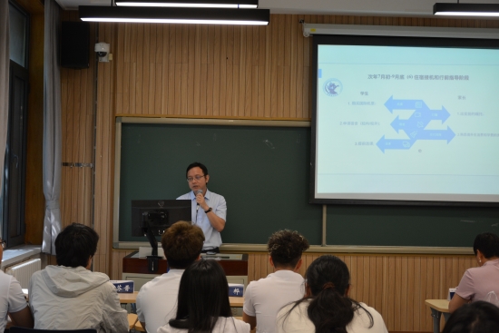 图10 留学部周小明老师留学规划讲座.JPG