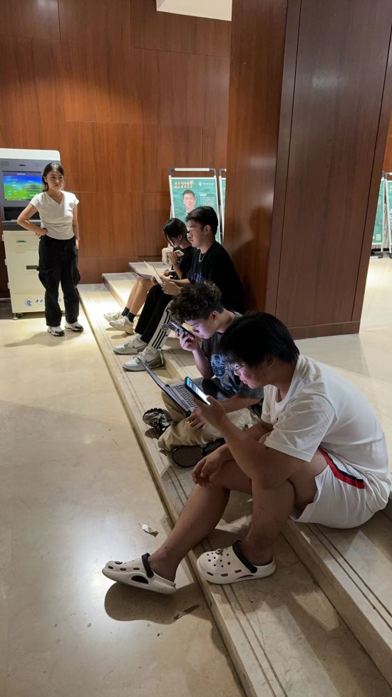 1726035290453641.jpg 图4 助教老师全程跟早晚自习.jpg